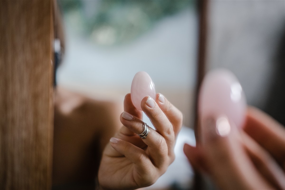 oeuf-de-yoni-en-quartz-rose